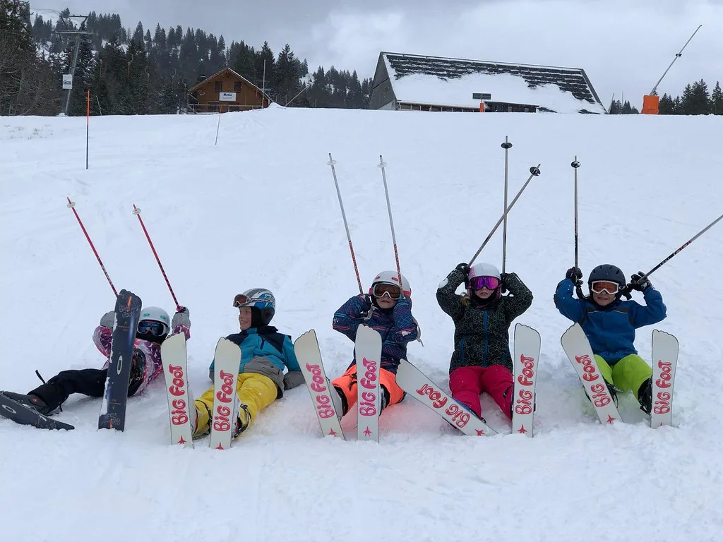 Kinder auf Skiern im Schnee